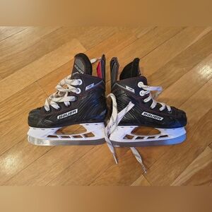 Bauer Black and White Youth Size 7 Ice Skates